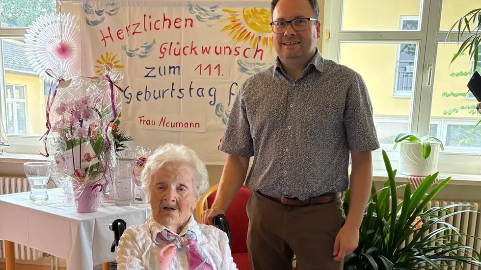 Bereits letztes Jahr hat der Tauchaer Bürgermeister Tobias Meier seiner ältesten Einwohnerin und wohl auch Sachsens ältester zum 111. Geburtstag gratuliert.