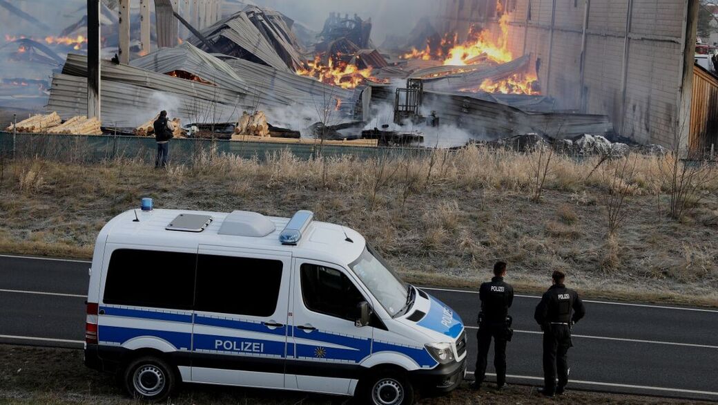 Die Halle des Holzfachhandels wurde zerstört. (Fotos: Tino Plunert/Blaulichtmeldung Mitteldeutschland)