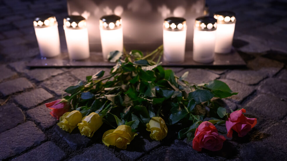 Kerzen und Blumen wurden auf dem Pflaster des Altmarktes zum Gedenken an die Bombenopfer des 13. Februar 1945 niedergelegt Kerzen und Blumen wurden auf dem Pflaster des Altmarktes zum Gedenken an die Bombenopfer des 13. Februar 1945 niedergelegt