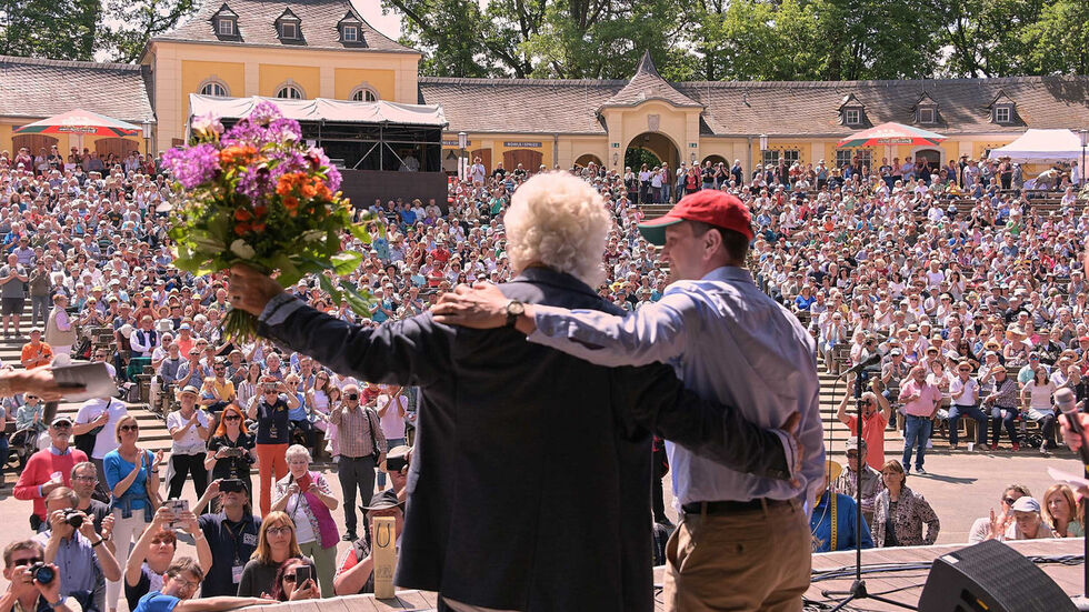 Abschied vom Publikum nach 50 Festival-Jahren. Joachim Schlese und Feldschlößchen-Vorstand Karsten Uhlmann 