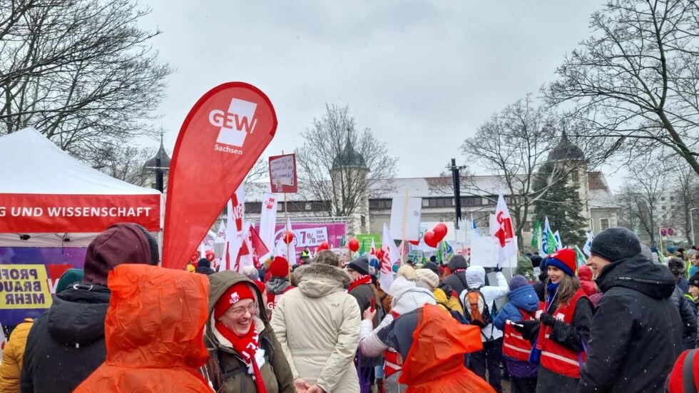 Rund 2.500 Lehrer haben am Carolaplatz in Dresden für sieben Prozent mehr Lohn demonstriert