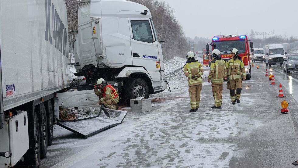 Wegen der Bergungsarbeiten musste die Autobahn halbseitig gesperrt werden