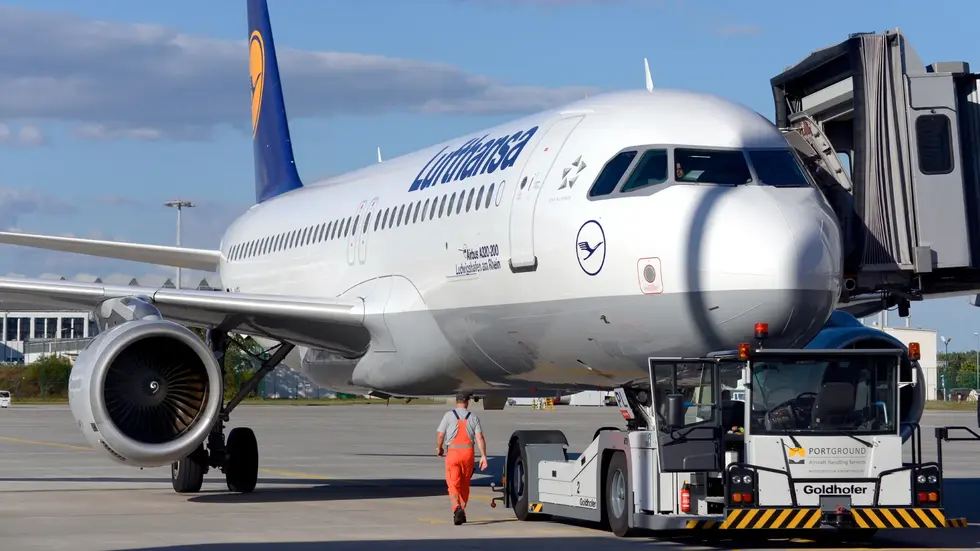 Eine Lufthansa-Maschine steht am Airport Dresden. 