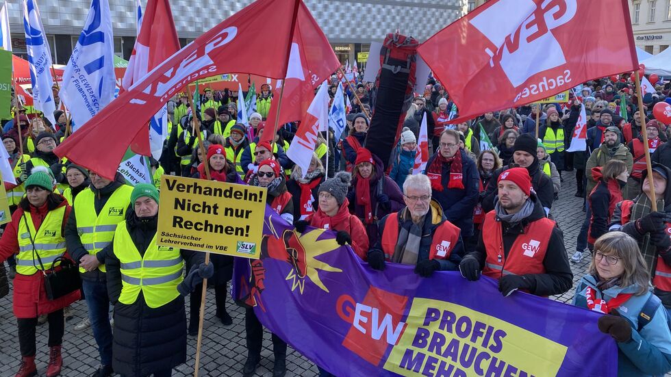 Streikende Lehrer am Mittwochmittag auf dem Richard-Wagner-Platz in Leipzig.