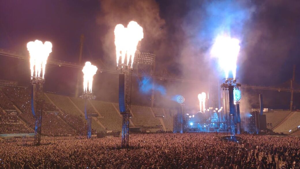 Die Boxentürme gehören mit zur Show.Sie sind unter anderem mit Pyro und Konfetti bestückt. Das Bild stammt vom Pfingstkonzert in München. (Foto: Privat/Dan Tebel)