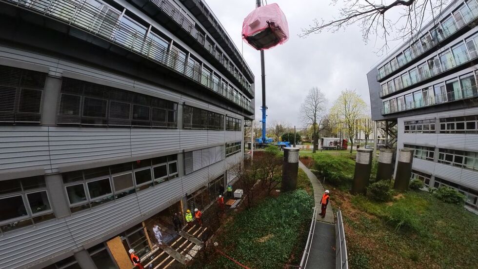 Das XXL-Gerät wird per Kran angehoben. Das XXL-Gerät wird per Kran angehoben.