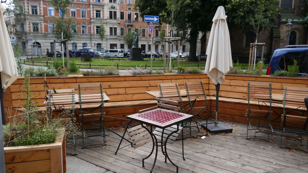 Das Café Glocke lädt auf seinem Parklet zum Verweilen ein