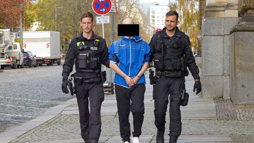 Am Dienstagnachmittag führte die Polizei den 26-jährigen Tatverdächtigen dem Haftrichter am Amtsgericht Dresden vor.  Derweil wurde ein 35-Jähriger wieder freigelassen - hier hatte sich der Tatverdacht nicht bestätigt. Am Dienstagnachmittag führte die Polizei den 26-jährigen Tatverdächtigen dem Haftrichter am Amtsgericht Dresden vor.  Derweil wurde ein 35-Jähriger wieder freigelassen - hier hatte sich der Tatverdacht nicht bestätigt.