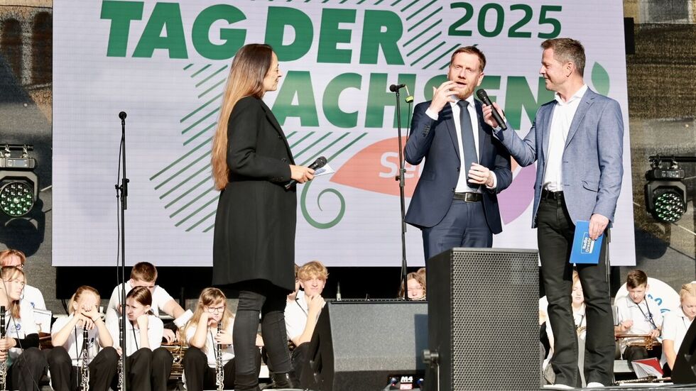 Kristin und André Hardt moderierten durch den Eröffnungsabend - hier mit Ministerpräsident Kretschmer