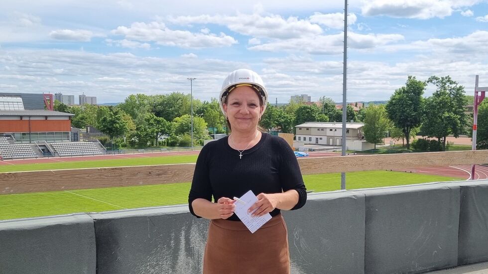 Schulleiterin Maria Poll steht auf der noch unvollendeten Dachterrasse des Gymnasiums LEO. Die Schüler werden von hier künftig einen Ausblick auf die Margon Arena haben. Schulleiterin Maria Poll steht auf der noch unvollendeten Dachterrasse des Gymnasiums LEO. Die Schüler werden von hier künftig einen Ausblick auf die Margon Arena haben.