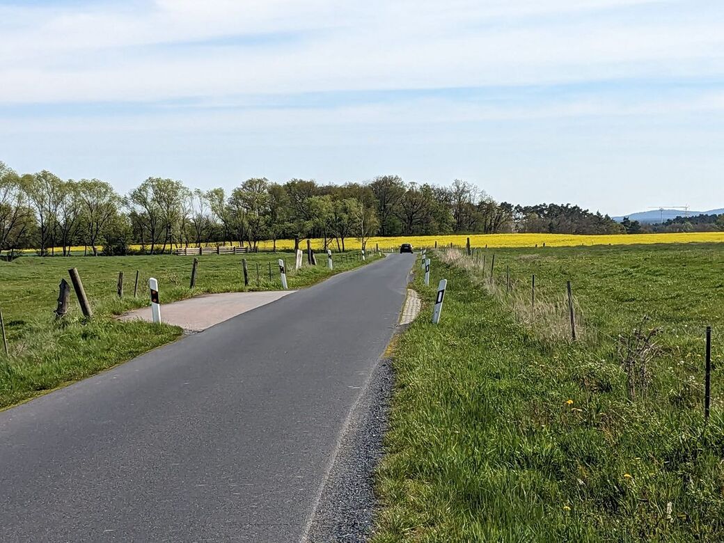 Die Medinger Straße zwischen Hermsdorf und Medingen-Hufen ist sehr schmal