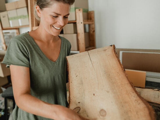 Stolz zeigt Christina Kölling das Holz der Fichte, die 2020/21 auf dem Dresdner Altmarkt stand.