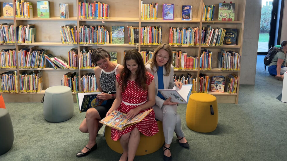 Direktorin der Städtischen Bibliotheken Marit Kunis, Bibliotheksleiterin Janett Rusek und Kulturbürgermeisterin Annekatrin Klepsch blätterten schon durch die Bücher 