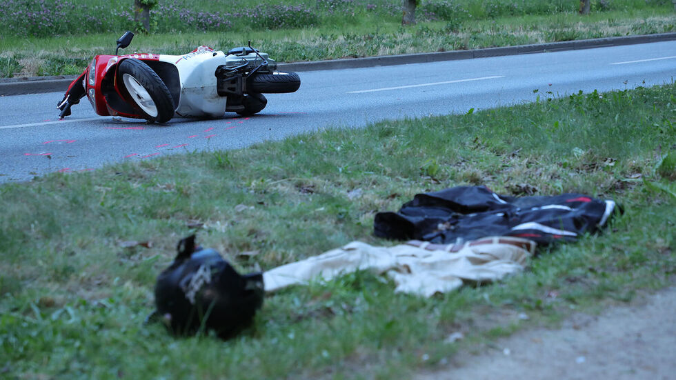 Die Kleidung und das Motorrad des verunfallten Mannes.