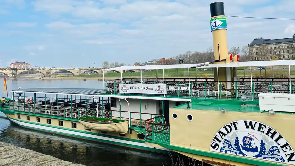 Alle neun historischen Dampfschiffe bekamen ein neues Logo an den Schornstein