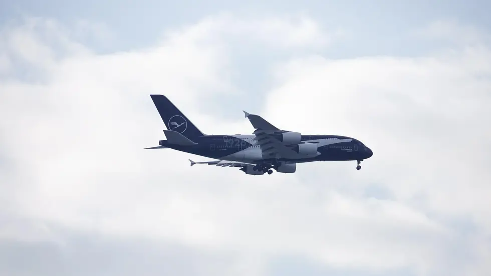 Im Anflug über Dresden: der A380 mit Jubiläums-Branding Im Anflug über Dresden: der A380 mit Jubiläums-Branding