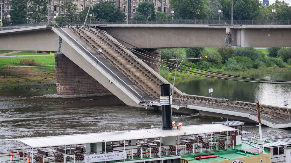 Die Weiße Flotte legt normalerweise direkt neben der Carolabrücke ab. Der Schiffsverkehr ist erstmal eingestellt Die Weiße Flotte legt normalerweise direkt neben der Carolabrücke ab. Der Schiffsverkehr ist erstmal eingestellt