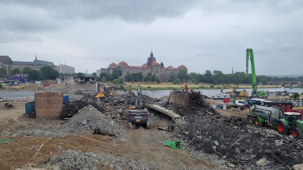 Von den beiden Brückenzügen A und B wurden bereits ca. 6.400 Kubikmeter bzw. 16.000 Tonnen Beton abgetragen