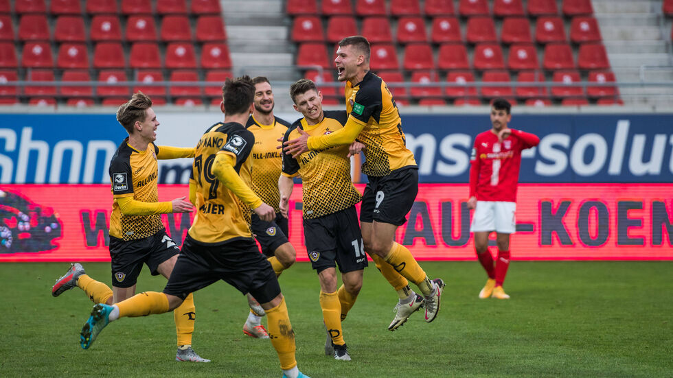 Dynamo jubelt nach dem Traumtor von Robin Becker zum 2:1 Führungstreffer Dynamo jubelt nach dem Traumtor von Robin Becker zum 2:1 Führungstreffer
