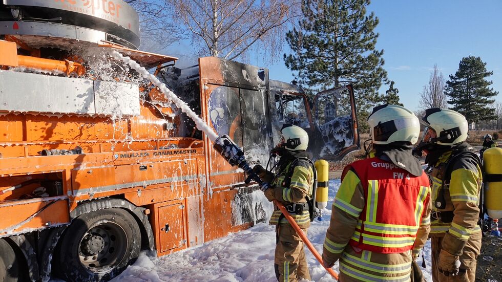 Verletzte gab es zum Glück nicht. Die Feuerwehr bei den Löscharbeiten in Dresden-Strehlen.