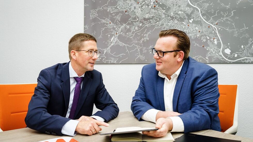 Sebastian Krüger (rechts), Regionalbereichsleiter Vonovia Dresden übergibt das Portfolio für einen möglichen Ankauf an WiD-Geschäftsführer Steffen Jäckel (links) Sebastian Krüger (rechts), Regionalbereichsleiter Vonovia Dresden übergibt das Portfolio für einen möglichen Ankauf an WiD-Geschäftsführer Steffen Jäckel (links)