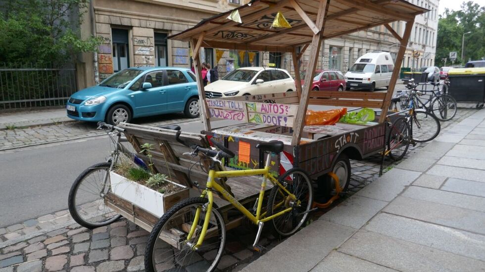 Auch ein mobiles Parklet lädt Gäste zum Entspannen ein