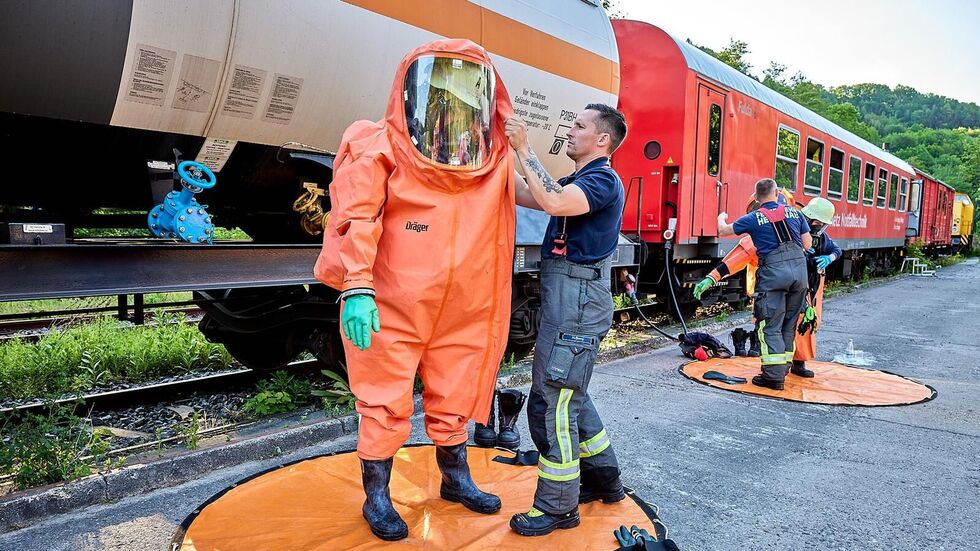 Im Spezialanzug trainieren Einsatzkräfte von Feuerwehr, Rettungsdienst und Katastrophenschutz den Ernstfall in Rathmannsdorf. 