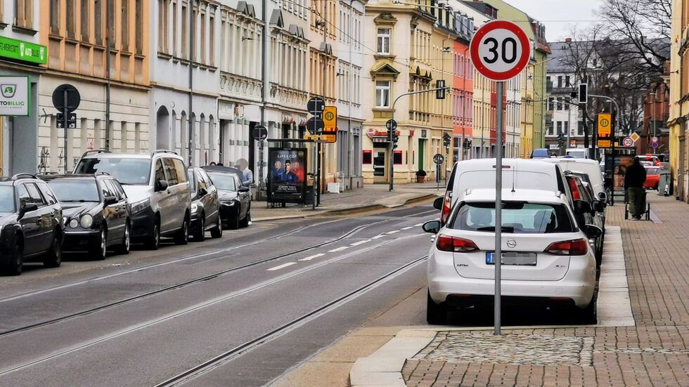 Die Bürgerstraße in Pieschen. Hier heißt es nun "Runter vom Gas!". Die Bürgerstraße in Pieschen. Hier heißt es nun "Runter vom Gas!".