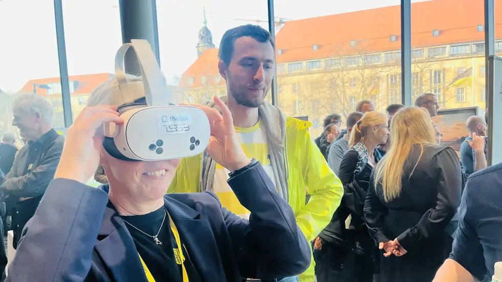 Grit Ernst, die Projektleiterin der neuen Carolabrücke, blickt durch die VR-Brille schon mal auf das neue Bauwerk Grit Ernst, die Projektleiterin der neuen Carolabrücke, blickt durch die VR-Brille schon mal auf das neue Bauwerk