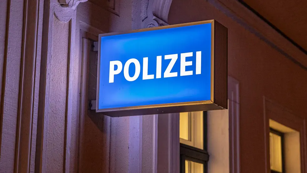 Ein kleiner Junge hat einen Polizeieinsatz ausgelöst - mit Happy End. (Symbolbild)