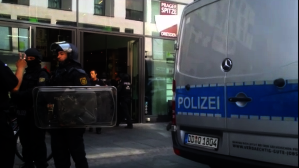 Interventionskräfte haben den mit einem Messer bewaffneten Mann in Gewahrsam genommen. (Screenshot: privat) Interventionskräfte haben den mit einem Messer bewaffneten Mann in Gewahrsam genommen. (Screenshot: privat)