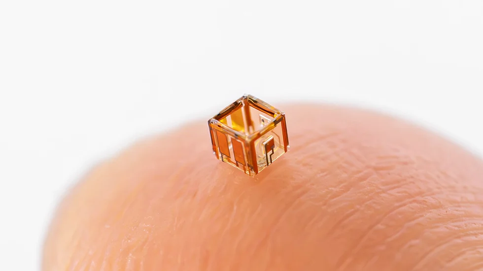 Ein 3D-modularer Mikroroboter – genannt Smartlet – auf einer Fingerspitze. Ein 3D-modularer Mikroroboter – genannt Smartlet – auf einer Fingerspitze.