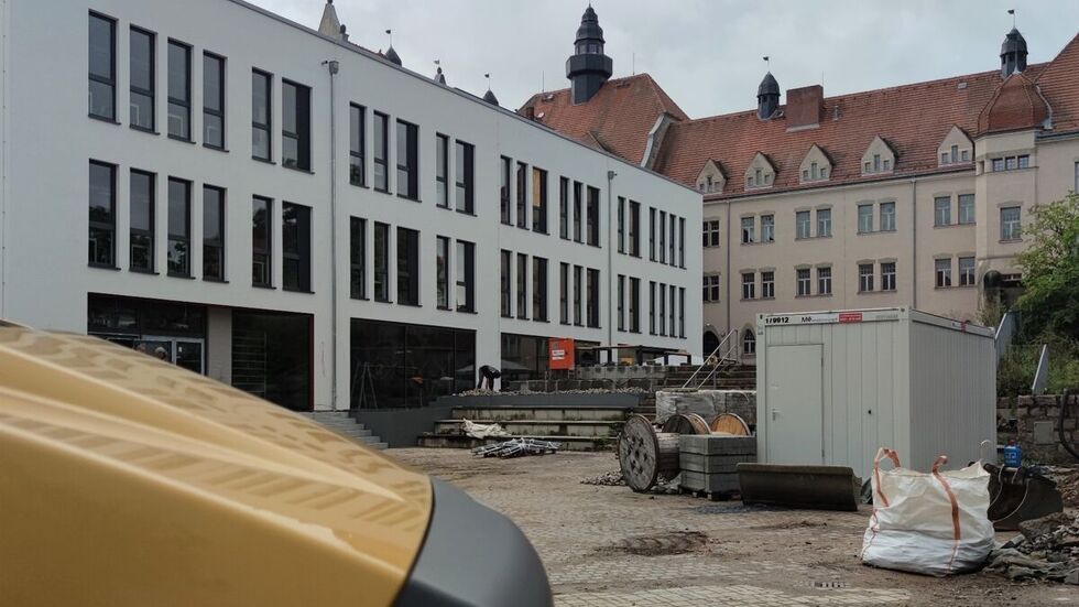 Bis September sollen auch die Außenanlagen wieder komplett nutzbar sein. Zu einem späteren Zeitpunkt wird der Schulhof neu gestaltet, dabei werden auch Anregungen aus der Schülerschaft einbezogen.