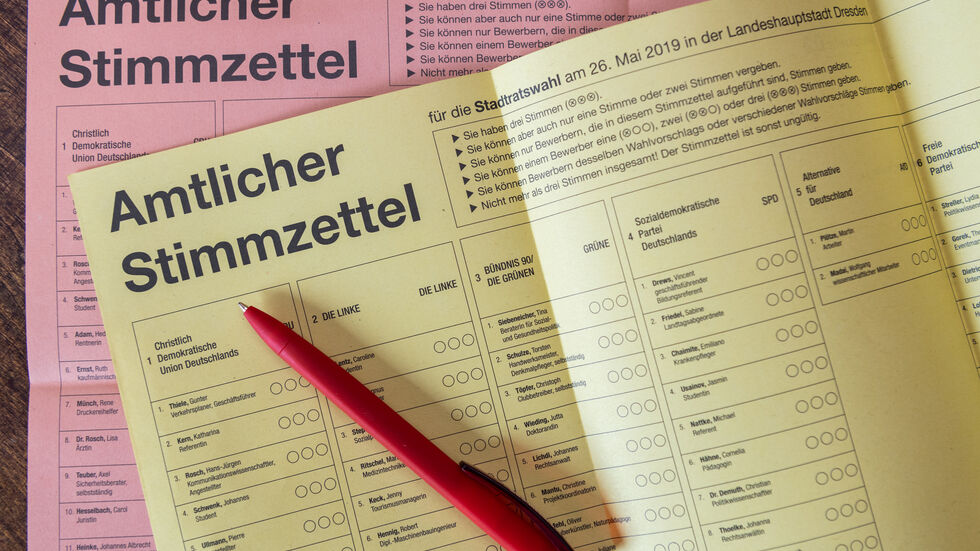 Der 45-Jährige hatte Kreuzchen auf dem Wahlzettel überklebt und dann in 286 Fällen neu gesetzt. 