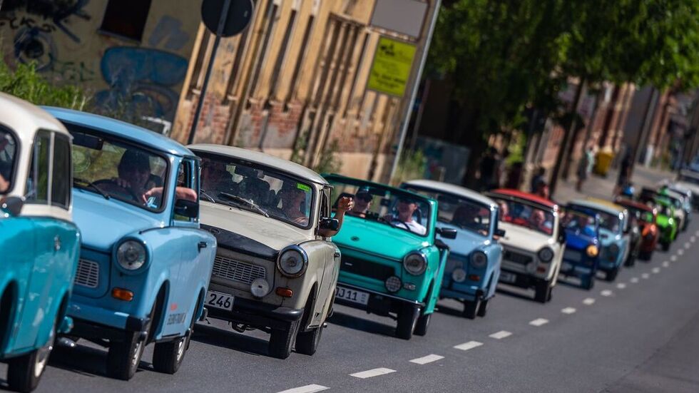 Teilnehmer einer Trabi-Parade in Zwickau. Die DDR-Kultautos sind nach wie vor beliebt. (Archivbild)