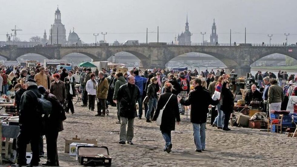Der Elbeflohmarkt zieht zahlreiche Besucher an. (Archivbild)