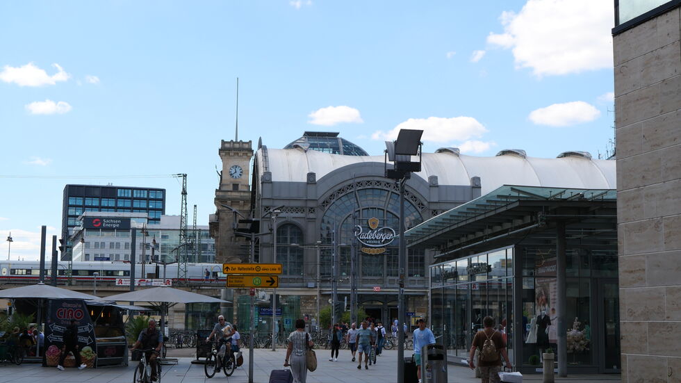 Kriminalitätshotspot Wiener Platz. Bei Kontrollen fertigte die Polizei wieder mehrere Anzeigen. Kriminalitätshotspot Wiener Platz. Bei Kontrollen fertigte die Polizei wieder mehrere Anzeigen.