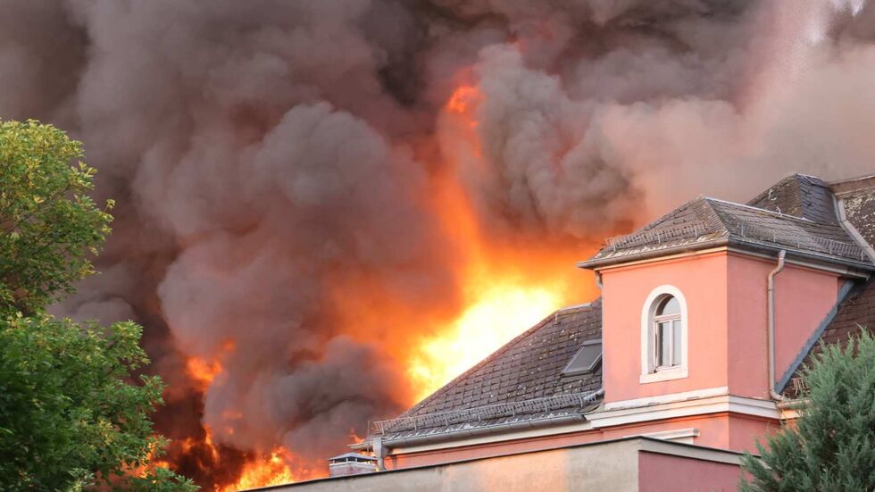 Die Staatsoperette steht lichterloh in Flammen.