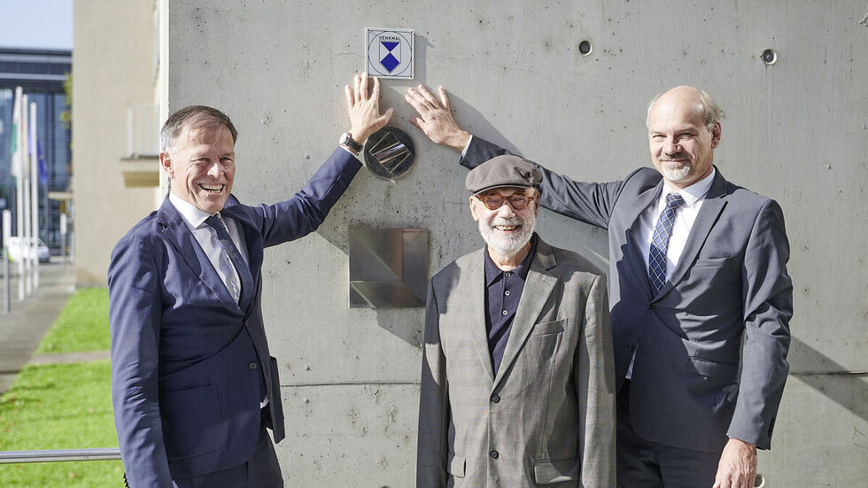 Landtagspräsident Dr. Matthias Rößler (l.), Architekt Prof. Peter Kulka (Mitte) und der Sächsische Landeskonservator Alf Furkert bei der Enthüllung der Denkmalplatte. Landtagspräsident Dr. Matthias Rößler (l.), Architekt Prof. Peter Kulka (Mitte) und der Sächsische Landeskonservator Alf Furkert bei der Enthüllung der Denkmalplatte.
