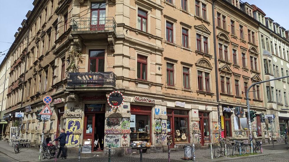 Bei einem nächtlichen Kiezspaziergang werden die Chancen und Herausforderungen in der Dresdner Neustadt vorgestellt.