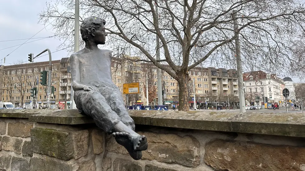 Erich Kästner mit Blick auf den Albertplatz