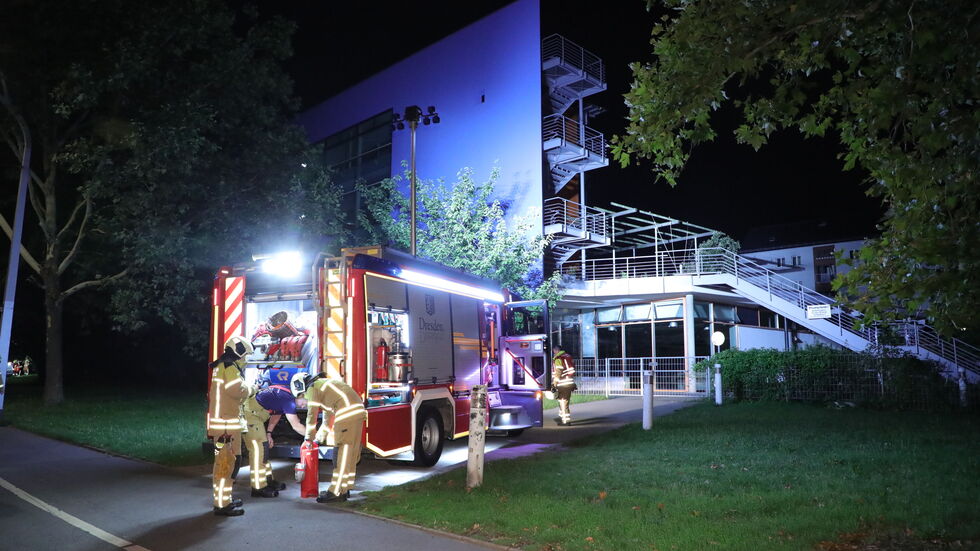 Die Feuerwehr rückte in der Nacht zum Dresdner St. Benno-Gymnasium aus