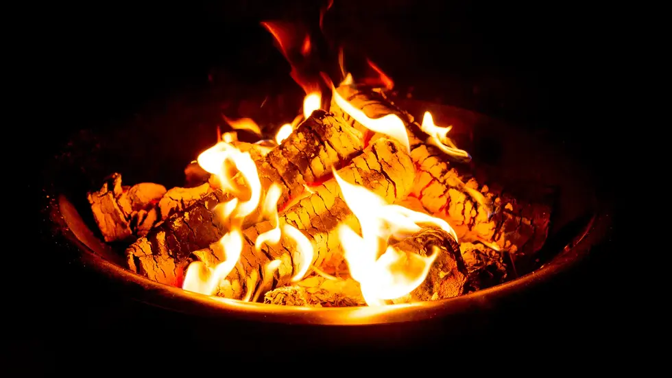 Eine nicht vollständig gelöschte Feuerschale könnte den Brand ausgelöst haben, so die Polizei. Eine nicht vollständig gelöschte Feuerschale könnte den Brand ausgelöst haben, so die Polizei.