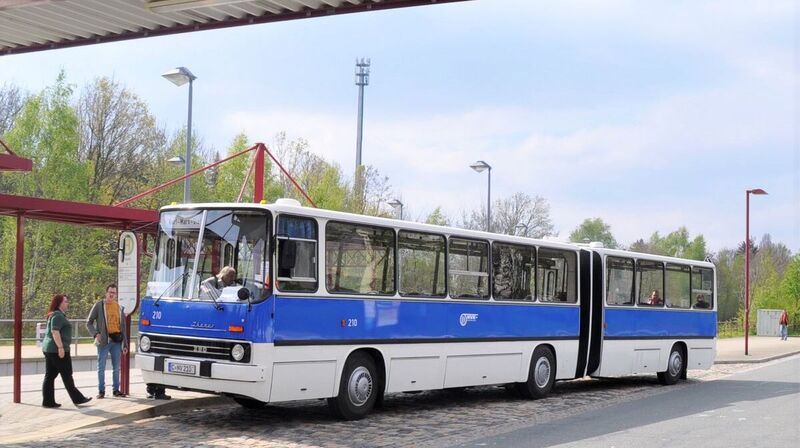 Einsteigen, bitte! Der Ikarus rollt ab Pirna durch die Sächsische Schweiz.