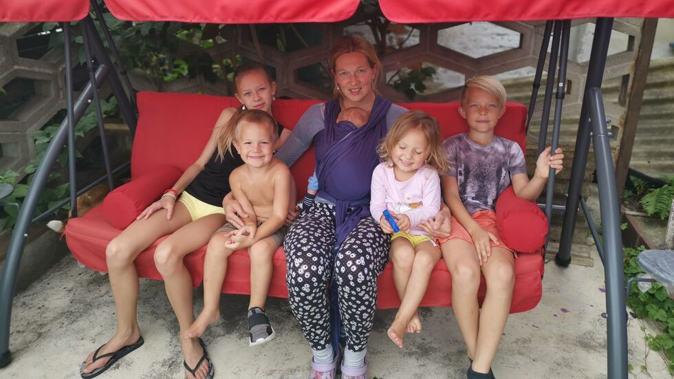 Olga mit ihren fünf Kindern im Garten. Olga mit ihren fünf Kindern im Garten.
