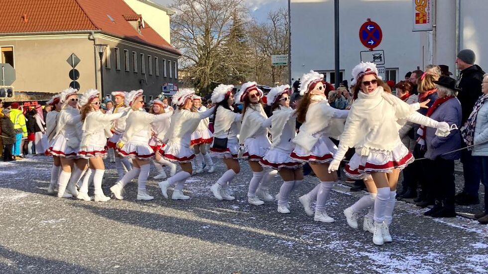 Die Funkengarde des OCC sorgt für Stimmung beim Publikum
