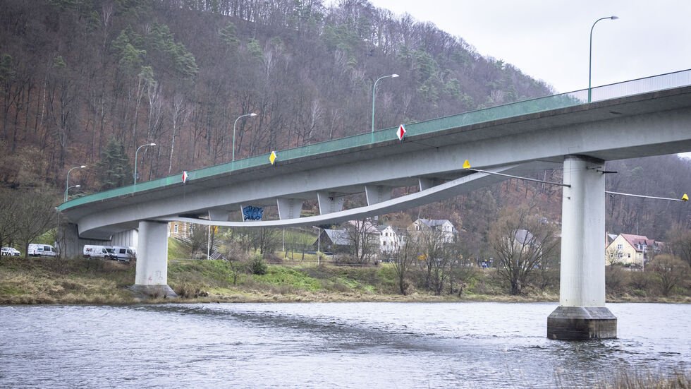 Gesperrt, getestet, bald wieder offen? Die Bad Schandauer Elbbrücke ist die wichtigste Verkehrsader im Elbsandsteingebirge zwischen den beiden Elbufern