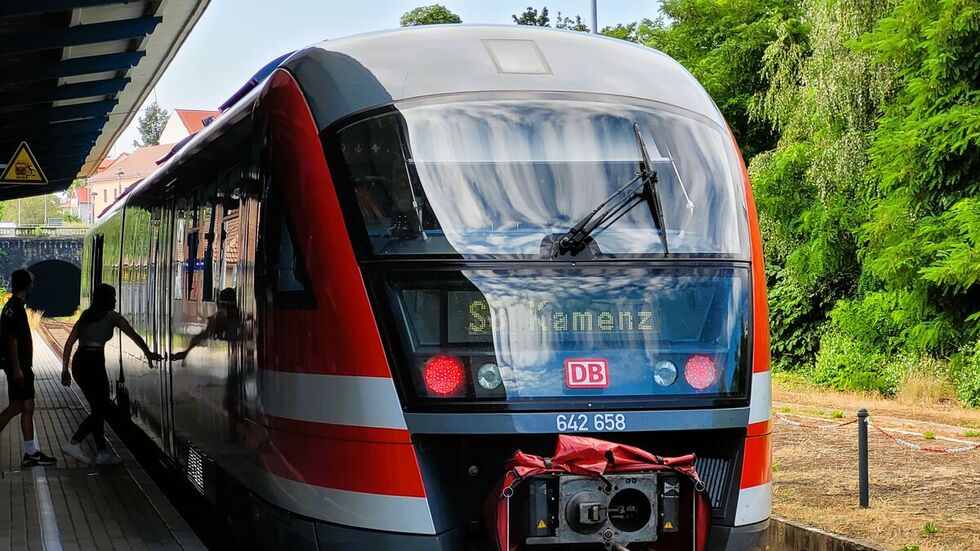 Ein Zug der S8 kurz vor der Abfahrt in Kamenz Ein Zug der S8 kurz vor der Abfahrt in Kamenz