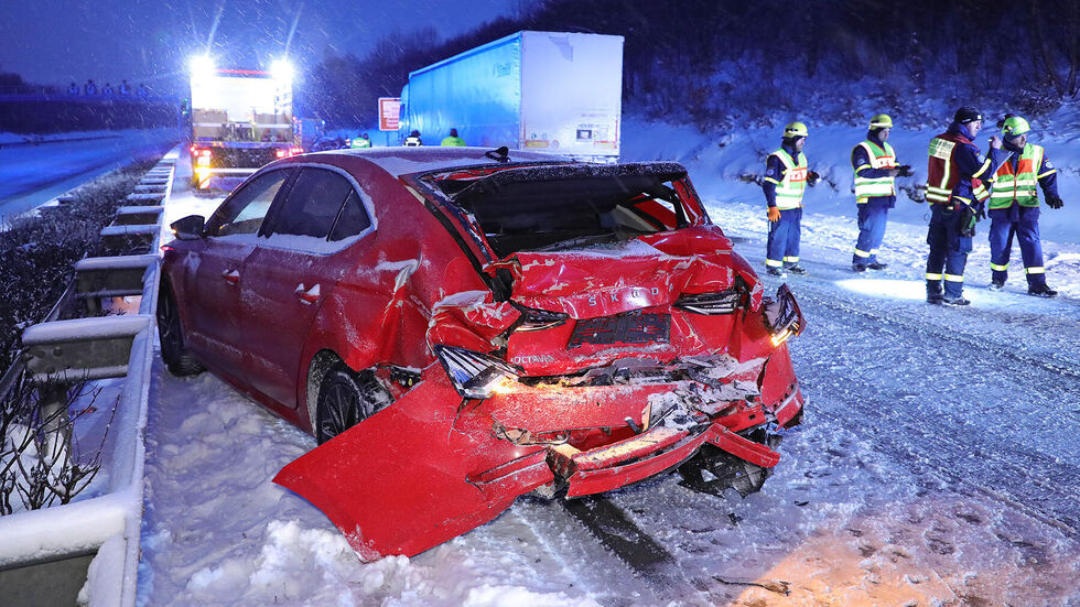 Kurz nach dem Altfrankener Tunnel kollidierten auf der winterlichen Fahrbahn der A17 drei LKW und zwei PKW Kurz nach dem Altfrankener Tunnel kollidierten auf der winterlichen Fahrbahn der A17 drei LKW und zwei PKW