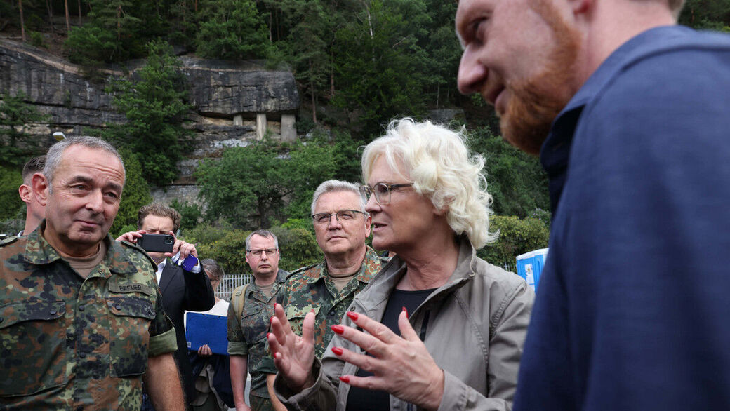 Ministerpräsident Michael Kretschmer mit Bundesverteidigungsministerin Christine Lambrecht.